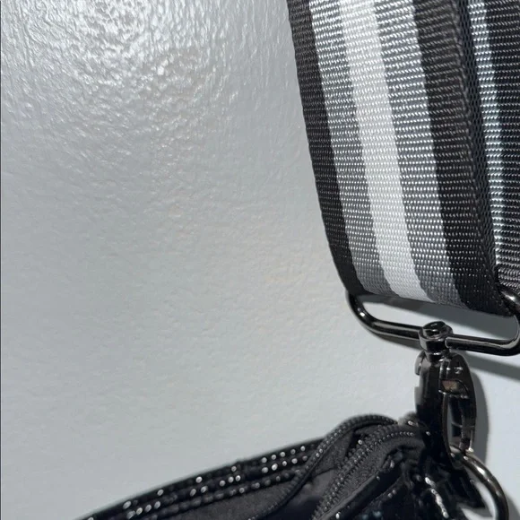 THINK ROYLN Sleek Black Bag - Picture 6 of 10